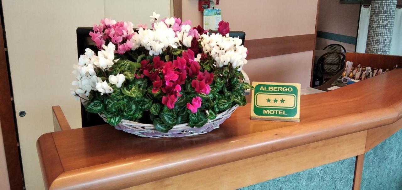 Hotel Motel Est Пескиера Боромео Екстериор снимка