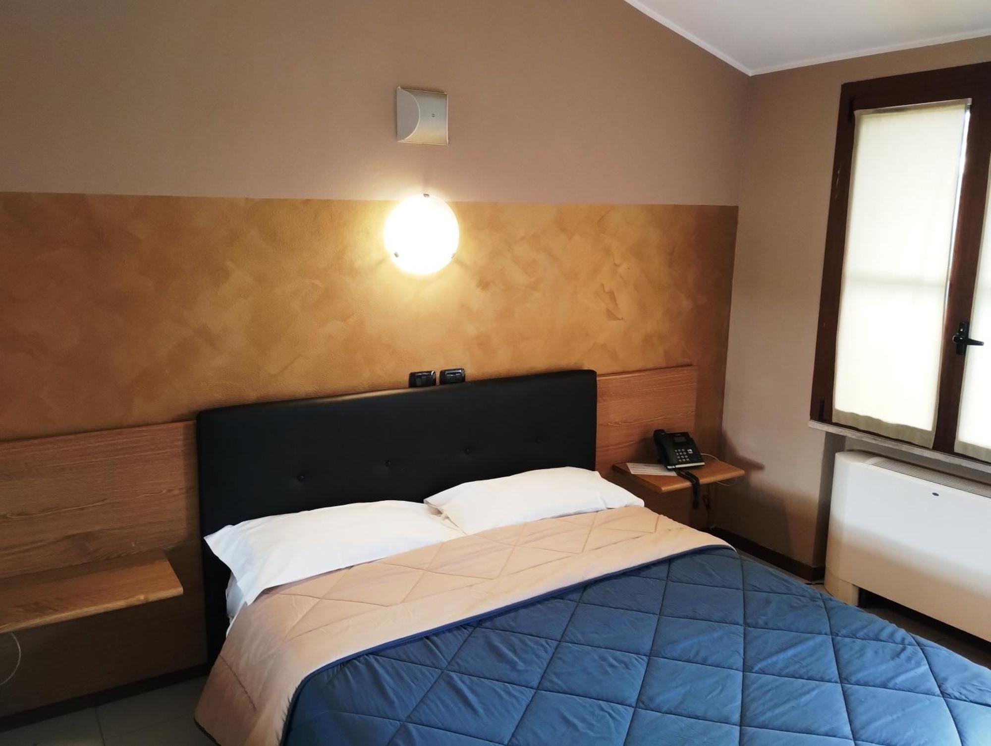 Hotel Motel Est Пескиера Боромео Екстериор снимка