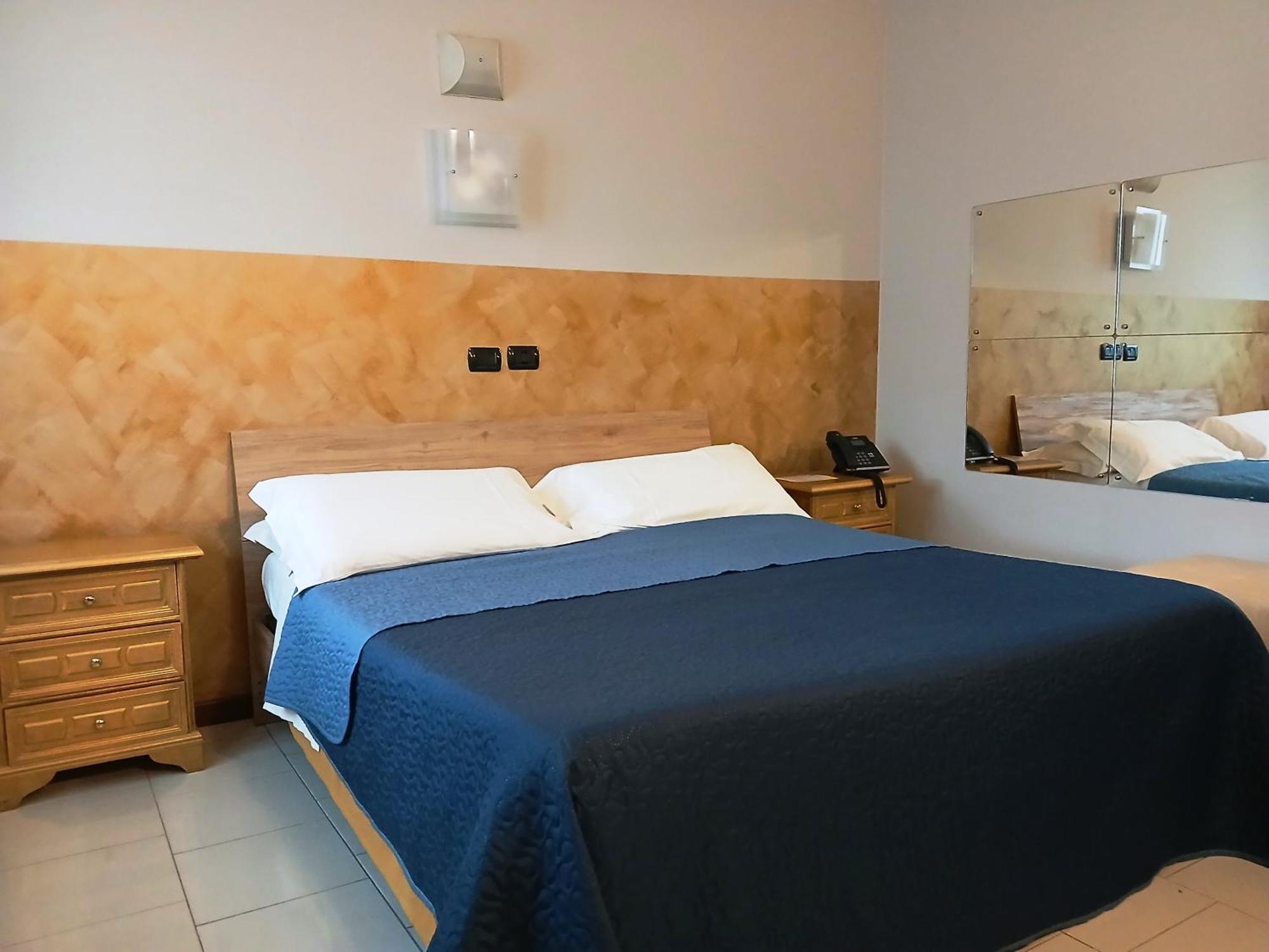 Hotel Motel Est Пескиера Боромео Екстериор снимка